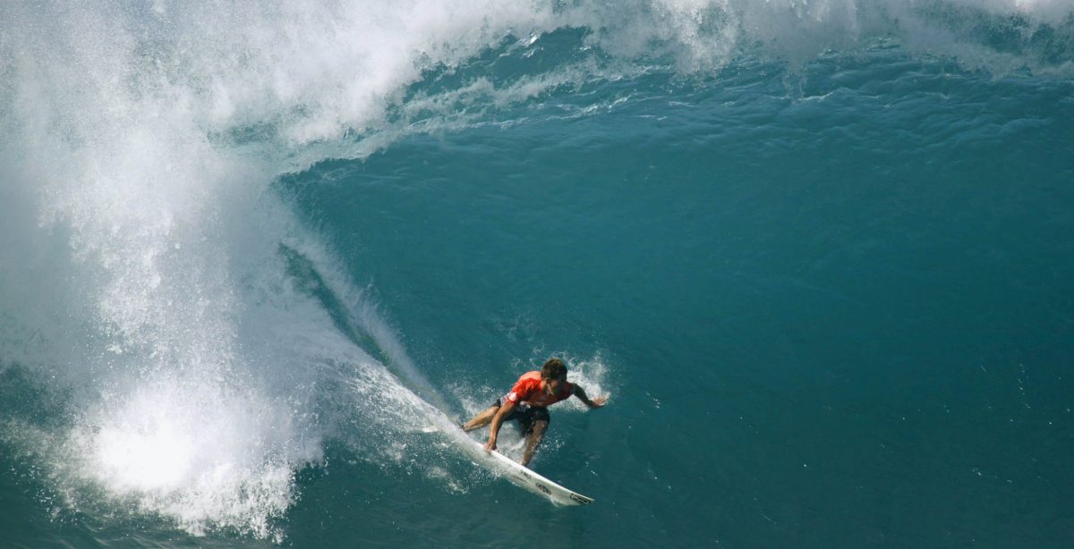 BANZAI PIPELINE, HAWAII - DECEMBER 14: Andy Irons of Hawaii pulls into a barrell in his opening heat of the Xbox Pipeline Masters at the Banzai Pipeline on the North Shore of Oahu, Hawaii on December 14, 2002. The Xbox Pipeline Masters is the final jewel in the Triple Crown of Surfing featuring a trio of world championship surfing events on the North Shore of Hawaii. (Photo by Grant Ellis ostee/Getty Images)
